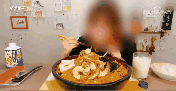 大胃王吃播套路：用30个小时实现了一次性吃完所有食物的效果